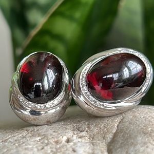 18 karat gold and Garnet Cabochon stone earrings